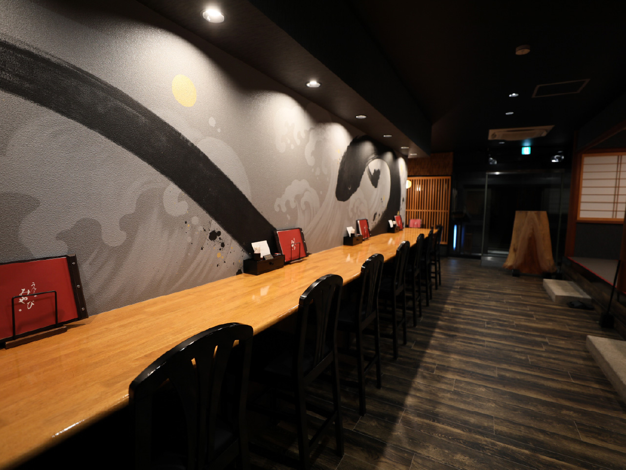 職人の技を間近で感じられる、一枚板の美しい木目が特徴のカウンター席