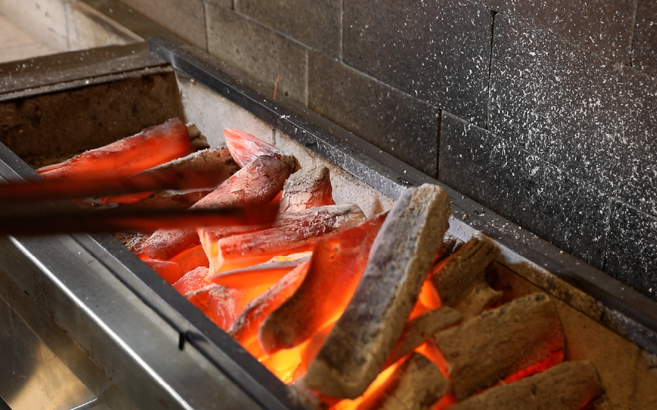 炭火の遠赤外線でじっくり焼き上げる鰻